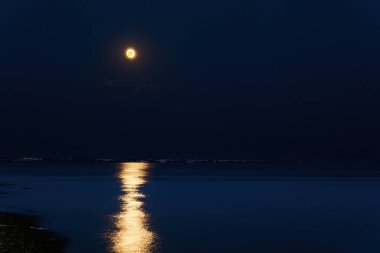 Gece deniz manzarası dolunay ve karanlık gökyüzünde ay ışığı