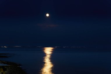 Gece deniz manzarası dolunay ve karanlık gökyüzünde ay ışığı