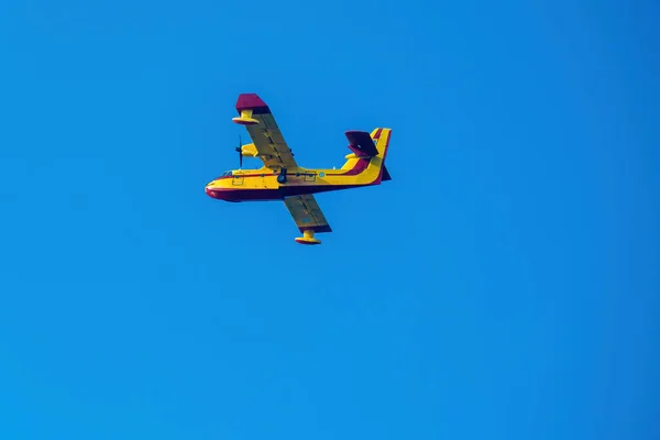 Old Style Airplane Flying Blue Sky — Stock Photo, Image