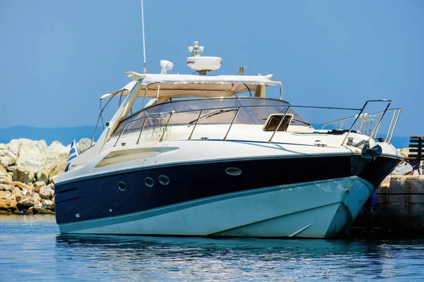 Limanda yüzen lüks hızlı yat.