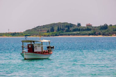 Açık Akdeniz 'de yelken açan küçük bir balıkçı teknesi.