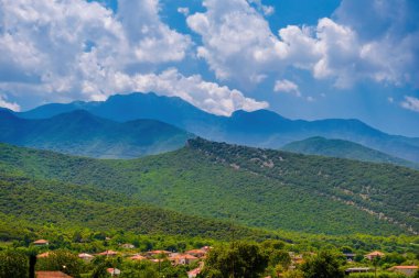Güzel dağlar bulutlu bulutlu gökyüzü manzaralı