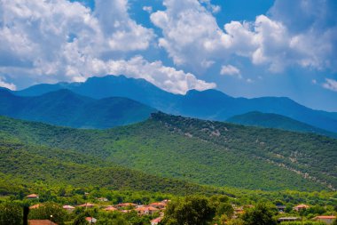 Güzel dağlar bulutlu bulutlu gökyüzü manzaralı