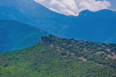 Güzel dağlar bulutlu bulutlu gökyüzü manzaralı