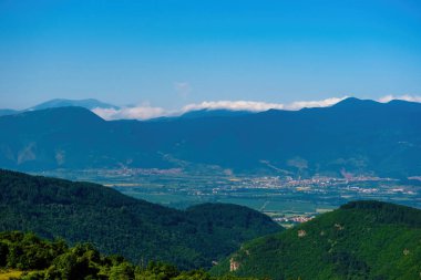 Güzel dağlar bulutlu bulutlu gökyüzü manzaralı