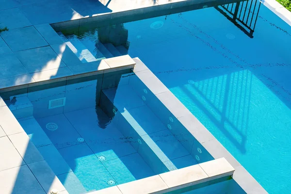 Açık mavi sularla dolu yaz havuzu