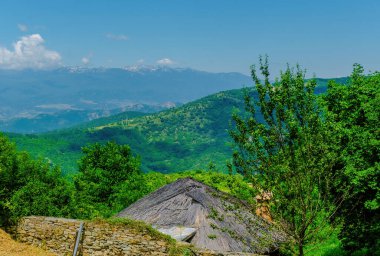 Güzel dağlar bulutlu bulutlu gökyüzü manzaralı
