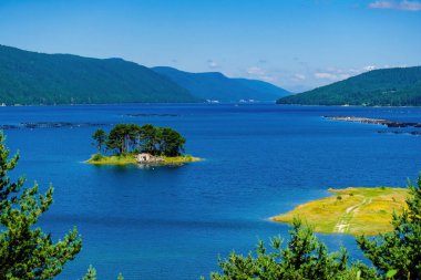 Bulgaristan 'ın Rodop dağlarındaki Dospat barajının yaz manzarası