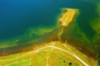 Bulgaristan 'ın Rodop dağlarındaki Dospat barajının yaz manzarası