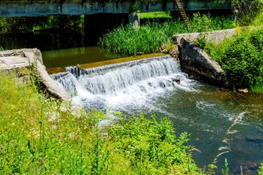 Küçük bir şelalede nehir deresi, dağlarda şelale.