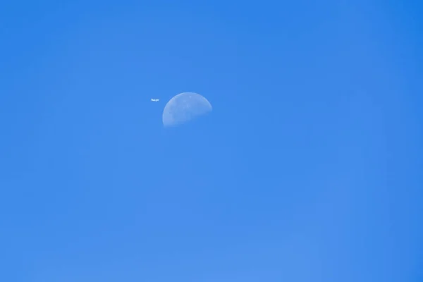 Fase Lua Diária Com Avião Céu Azul — Fotografia de Stock