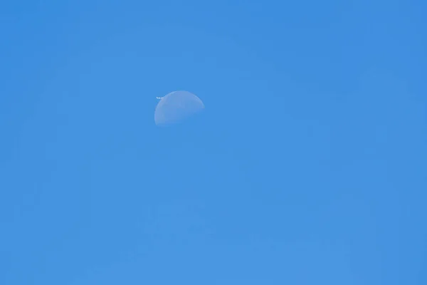 Ежедневная Фаза Луны Плоскостью Голубом Небе — стоковое фото