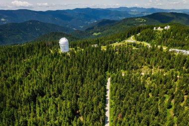 Rozhen astronomik gözlemevi teleskop kulesi, Rodop dağları, Bulgaristan