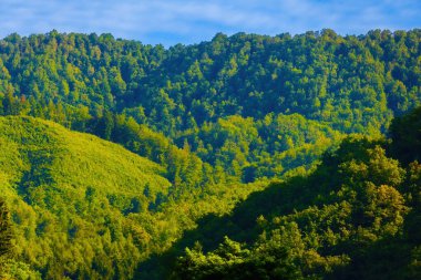 Güzel dağlar bulutlu bulutlu gökyüzü manzaralı