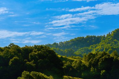 Güzel dağlar bulutlu bulutlu gökyüzü manzaralı