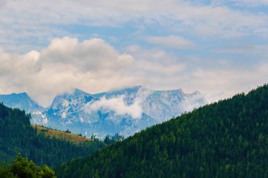 Dağların tepeleri, bulutlar, sisli, doğa, manzara