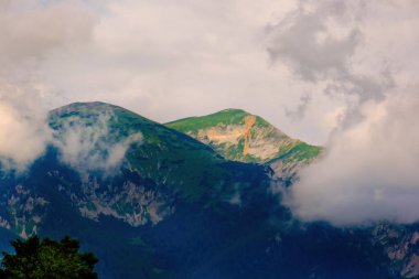 Dağların tepeleri, bulutlar, sisli, doğa, manzara