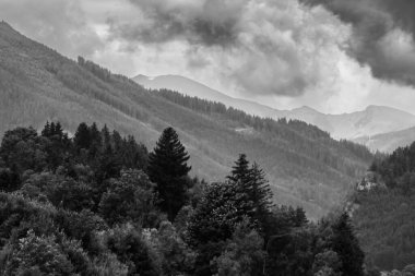Fırtınalı bulutlarda Alpler Dağları, siyah beyaz