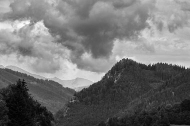 Fırtınalı bulutlarda Alpler Dağları, siyah beyaz