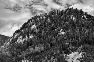 Fırtınalı bulutlarda Alpler Dağları, siyah beyaz