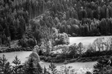 Fırtınalı bulutlarda Alpler Dağları, siyah beyaz