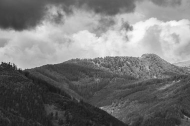 Fırtınalı bulutlarda Alpler Dağları, siyah beyaz