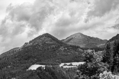 Fırtınalı bulutlarda Alpler Dağları, siyah beyaz