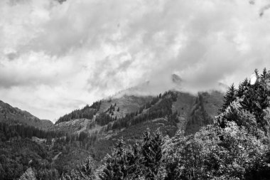 Fırtınalı bulutlarda Alpler Dağları, siyah beyaz