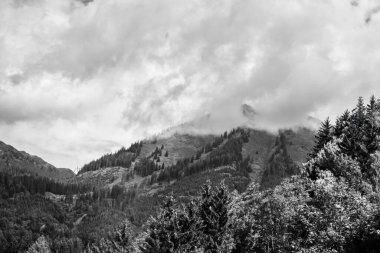 Fırtınalı bulutlarda Alpler Dağları, siyah beyaz