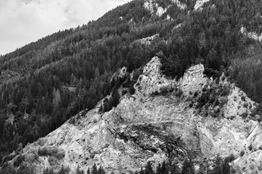 Fırtınalı bulutlarda Alpler Dağları, siyah beyaz