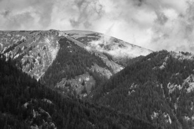 Fırtınalı bulutlarda Alpler Dağları, siyah beyaz