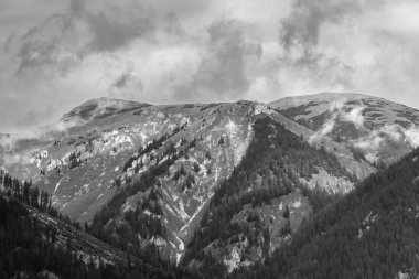 Fırtınalı bulutlarda Alpler Dağları, siyah beyaz