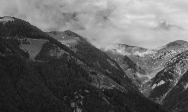 Fırtınalı bulutlarda Alpler Dağları, siyah beyaz