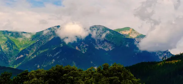 Topo Colinas Montanha Nuvens Nebuloso Natureza Paisagem — Fotografia de Stock