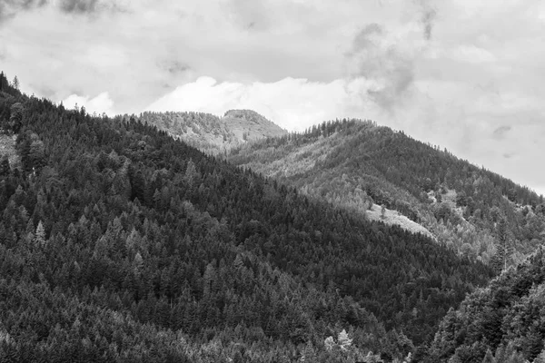 Άλπεις Βουνά Θυελλώδη Σύννεφα Μαύρο Και Άσπρο — Φωτογραφία Αρχείου