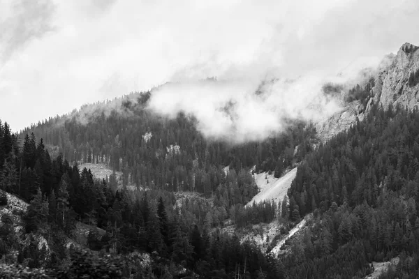 嵐の雲にアルプス山 黒と白で — ストック写真