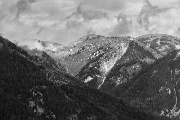 Alpes Montanhas Nuvens Tempestuosas Preto Branco — Fotografia de Stock