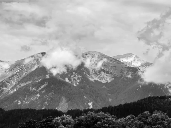 Alpes Montanhas Nuvens Tempestuosas Preto Branco — Fotografia de Stock
