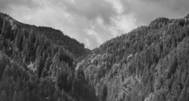 Fırtınalı bulutlarda Alpler Dağları, siyah beyaz