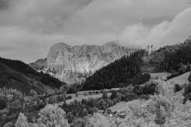 Fırtınalı bulutlarda Alpler Dağları, siyah beyaz