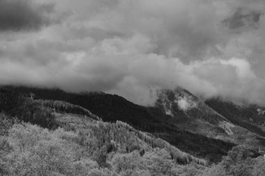 Fırtınalı bulutlarda Alpler Dağları, siyah beyaz