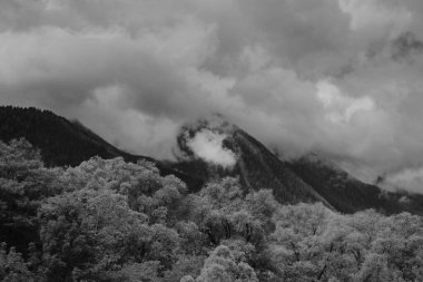 Fırtınalı bulutlarda Alpler Dağları, siyah beyaz