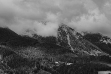 Fırtınalı bulutlarda Alpler Dağları, siyah beyaz