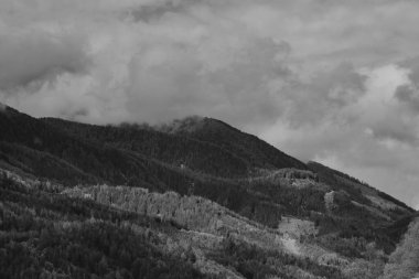 Fırtınalı bulutlarda Alpler Dağları, siyah beyaz