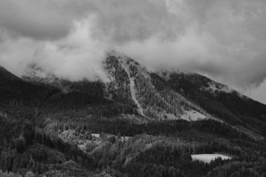 Fırtınalı bulutlarda Alpler Dağları, siyah beyaz
