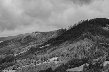 Fırtınalı bulutlarda Alpler Dağları, siyah beyaz