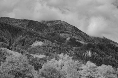 Fırtınalı bulutlarda Alpler Dağları, siyah beyaz