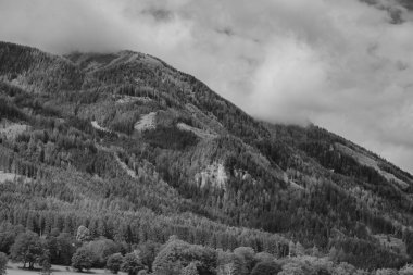 Fırtınalı bulutlarda Alpler Dağları, siyah beyaz