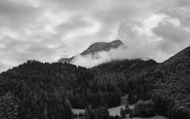 Fırtınalı bulutlarda Alpler Dağları, siyah beyaz