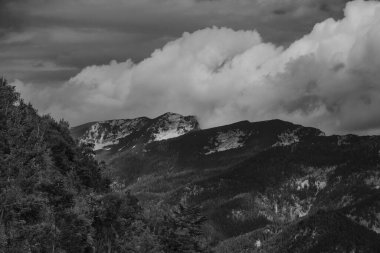 Fırtınalı bulutlarda Alpler Dağları, siyah beyaz